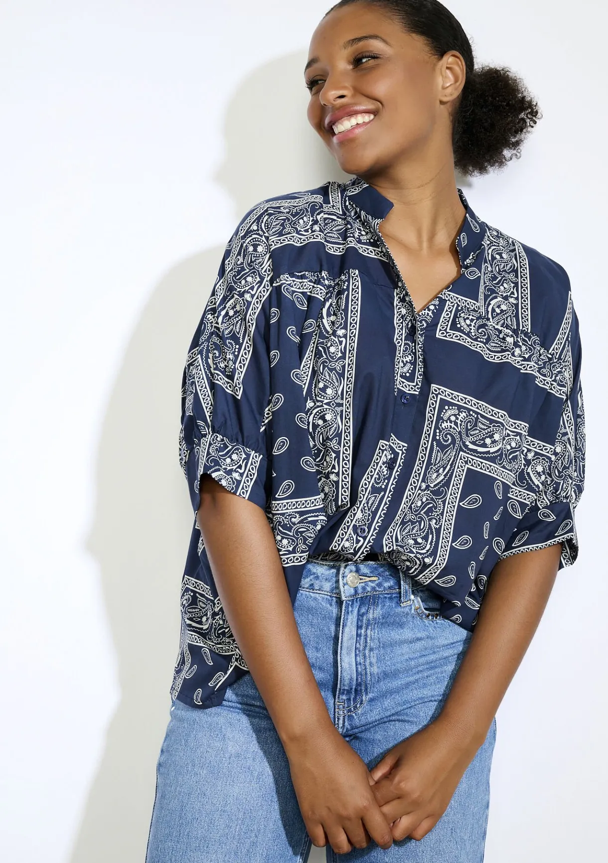 LolaLiza Oversized blouse met bandanaprint- Blouses En Hemden